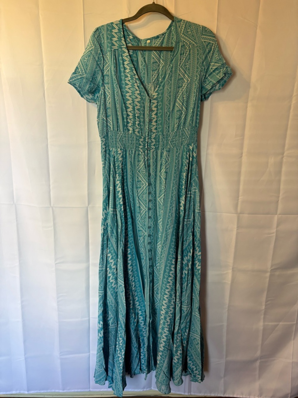 NWOT Short Sleeve Blue and White Geometric Maxi Dress - Size L/XL